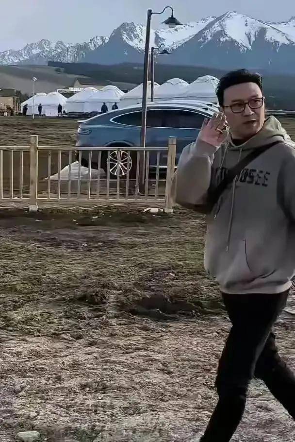 造型减龄十岁携小19岁女友开启文旅事业k