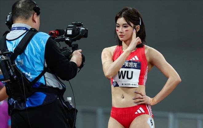 红色运动衣秀流畅肌肉线条确实很有料开元棋牌吴艳妮这身材谁顶得住！穿(图3)