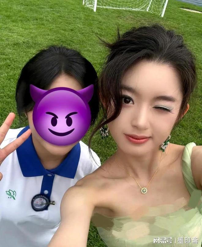 炫富争议！18岁小花黄杨钿甜摊上事了开元棋牌一对230万祖母绿耳环引发的(图12)