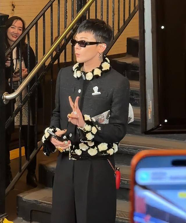 辛芷蕾国际范足权志龙狗啃刘海拉胯开元棋牌纽约大秀：王一博背头惊艳(图6)