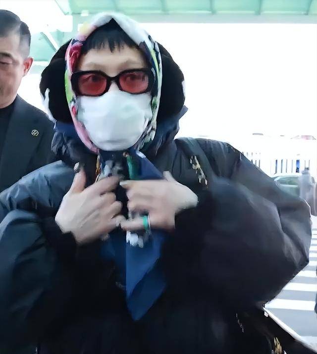 辛芷蕾国际范足权志龙狗啃刘海拉胯开元棋牌纽约大秀：王一博背头惊艳(图7)