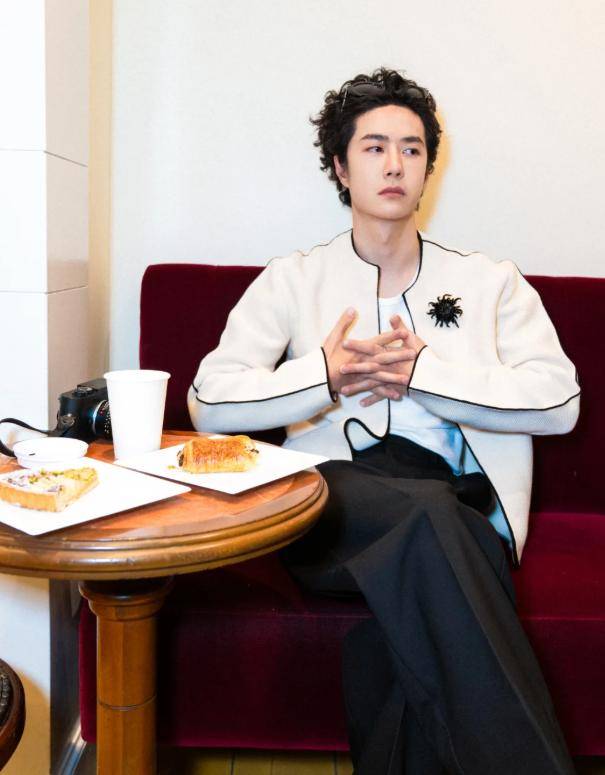 辛芷蕾国际范足权志龙狗啃刘海拉胯开元棋牌纽约大秀：王一博背头惊艳(图8)