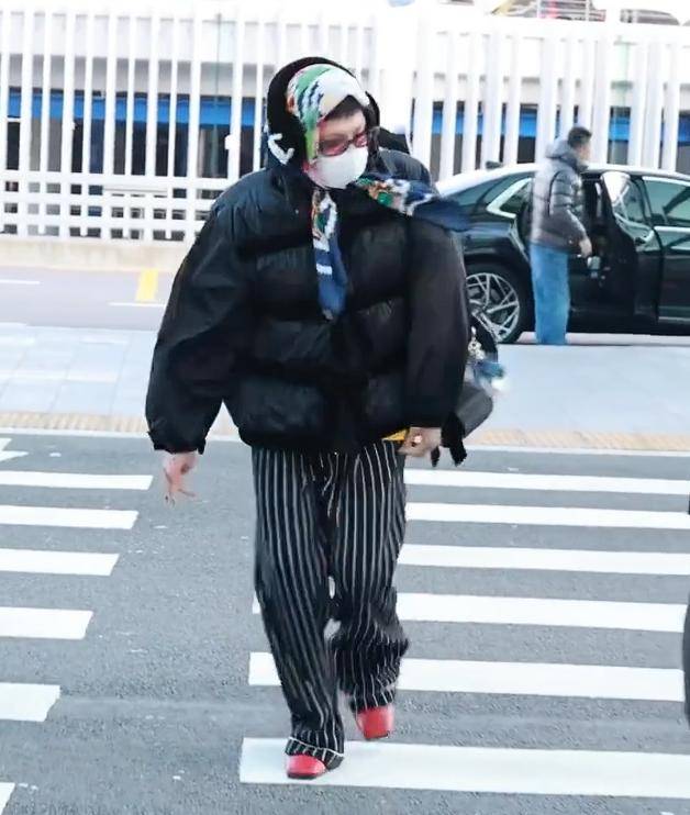 辛芷蕾国际范足权志龙狗啃刘海拉胯开元棋牌纽约大秀：王一博背头惊艳(图9)