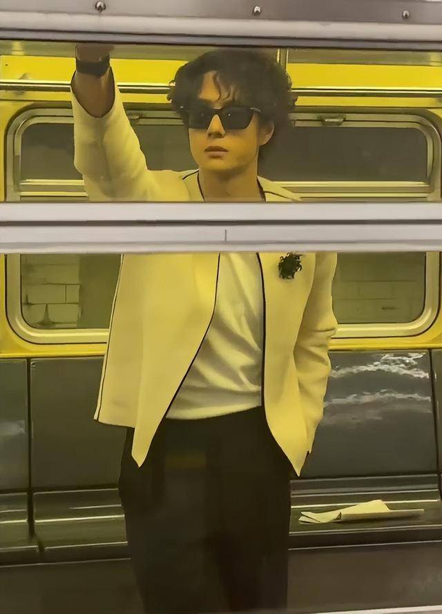 辛芷蕾国际范足权志龙狗啃刘海拉胯开元棋牌纽约大秀：王一博背头惊艳(图12)