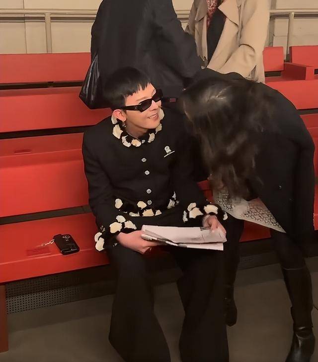 辛芷蕾国际范足权志龙狗啃刘海拉胯开元棋牌纽约大秀：王一博背头惊艳(图13)