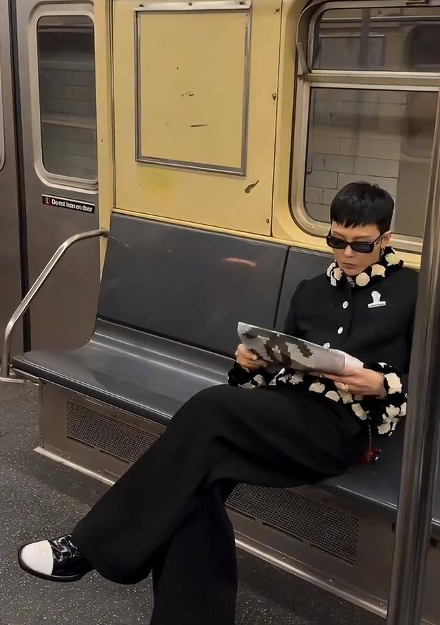 辛芷蕾国际范足权志龙狗啃刘海拉胯开元棋牌纽约大秀：王一博背头惊艳(图14)