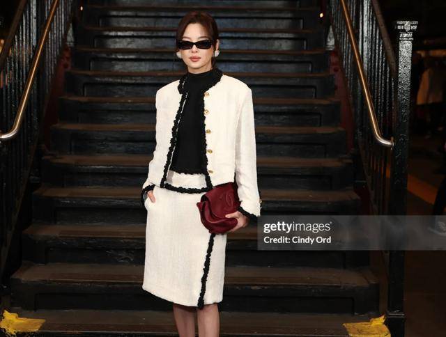 辛芷蕾国际范足权志龙狗啃刘海拉胯开元棋牌纽约大秀：王一博背头惊艳(图15)