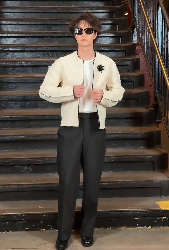 辛芷蕾国际范足权志龙狗啃刘海拉胯开元棋牌纽约大秀：王一博背头惊艳(图18)