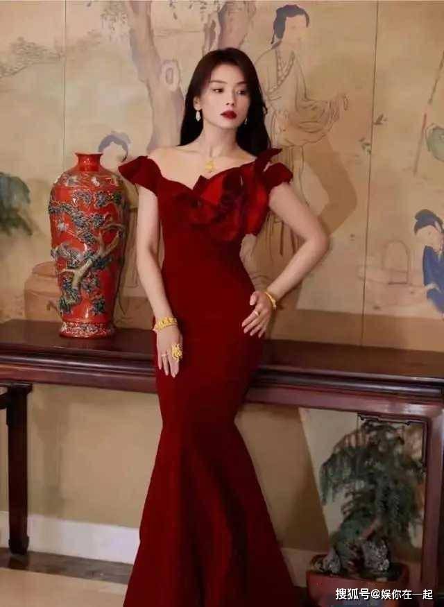 辫包臀裙尽显成熟魅力！开元ky棋牌刘涛麻花(图1)