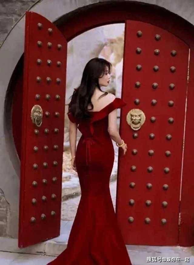 辫包臀裙尽显成熟魅力！开元ky棋牌刘涛麻花(图2)